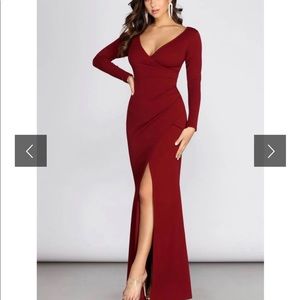 Long sleeve maroon gown. Size Large. NWT. Fitted.